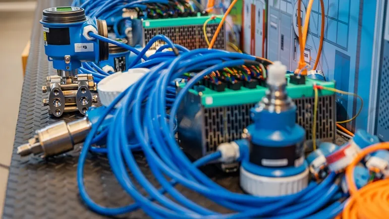 瑞士莱纳赫的恩德斯+豪瑟（Endress+Hauser）Ethernet-APL负载测试设置，超过240个设备。